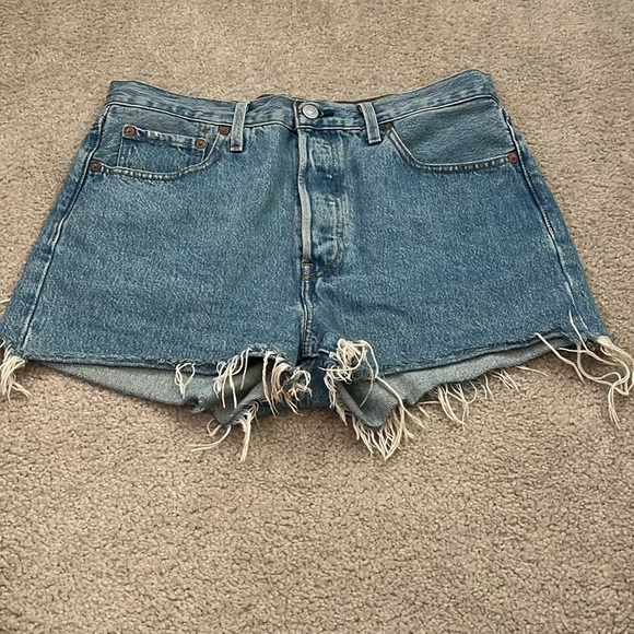 “Levi- High Rise Shorts size 28” - Picture 2 of 6